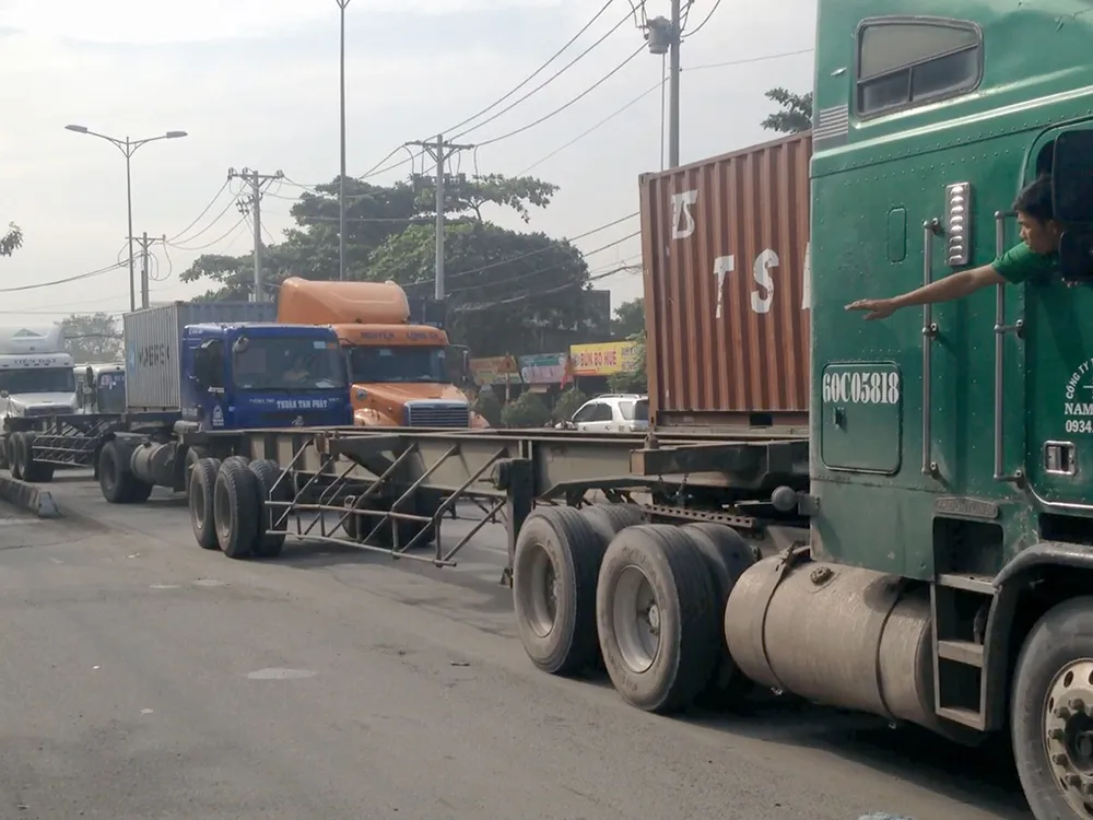 Vụ va chạm khiến giao thông khu vực bị ùn ứ nặng.